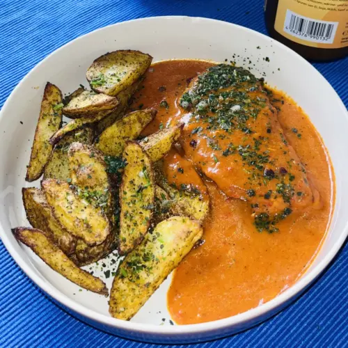 Knusprige Kartoffel-Wedges aus dem Ofen oder Airfryer mit Hähnchenschnitzel in cremiger Paprika-Kokosmilch-Soße und Petersilie